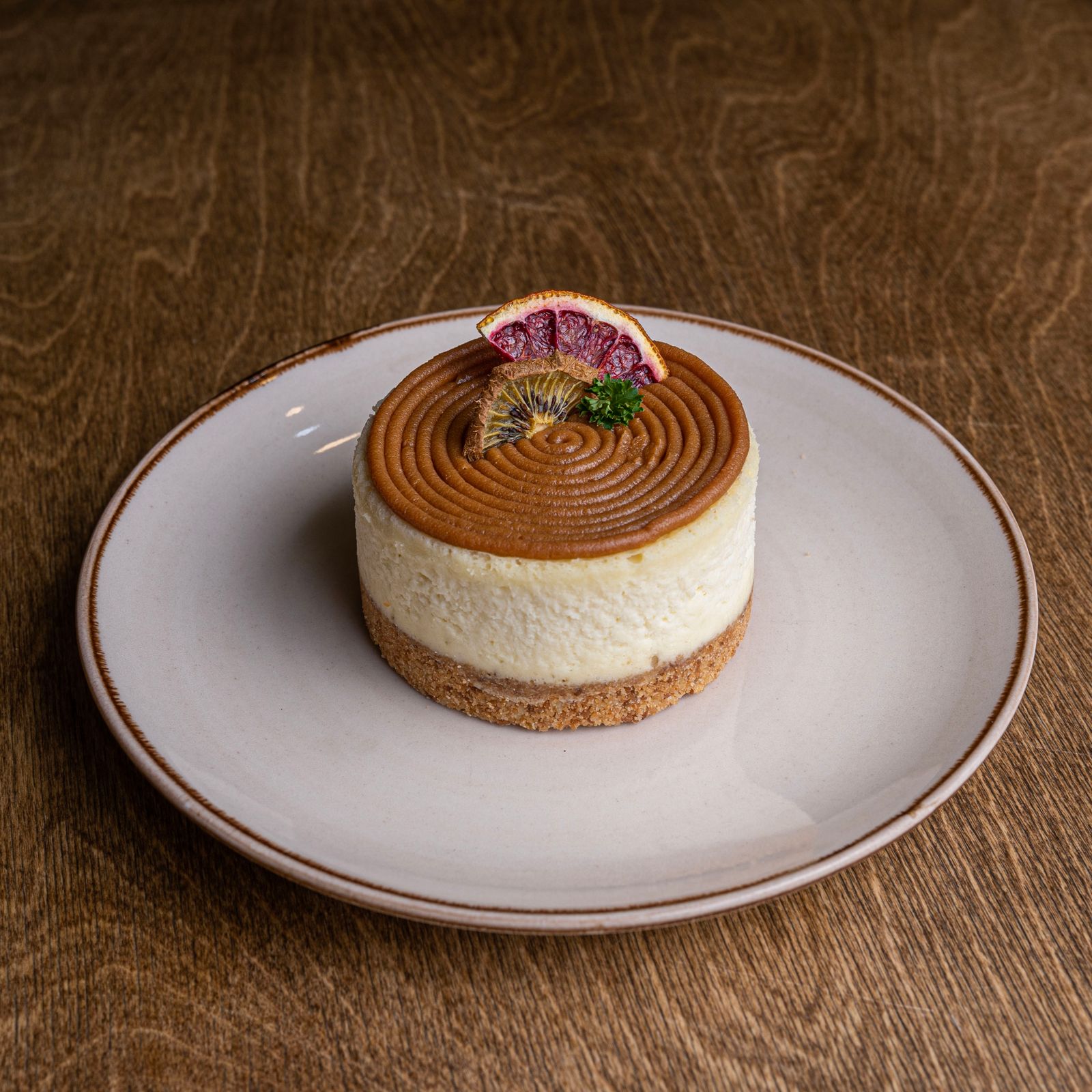 Hausgemachte Torte, fein dekoriert, auf einem Teller